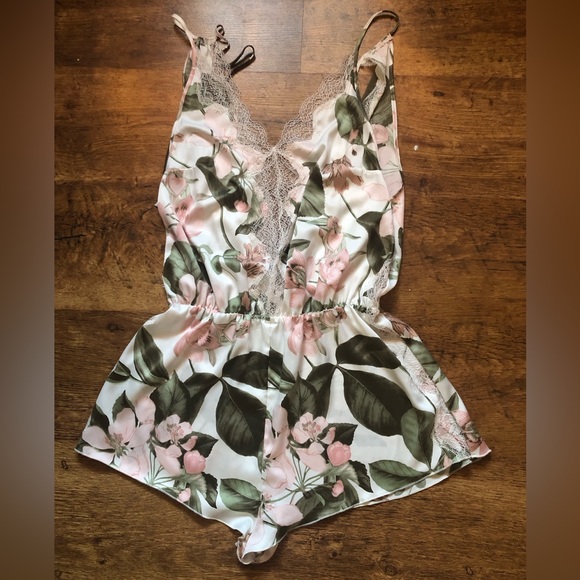 Victoria’s Secret: Bridal Lingerie Romper - Picture 1 of 2